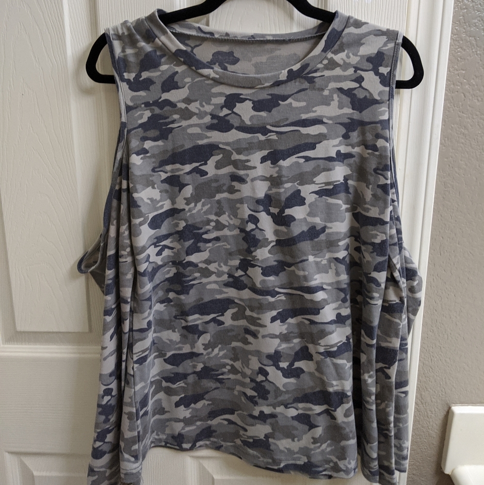 CAMO COLD SHOULDER LONG SLEEVE TOP